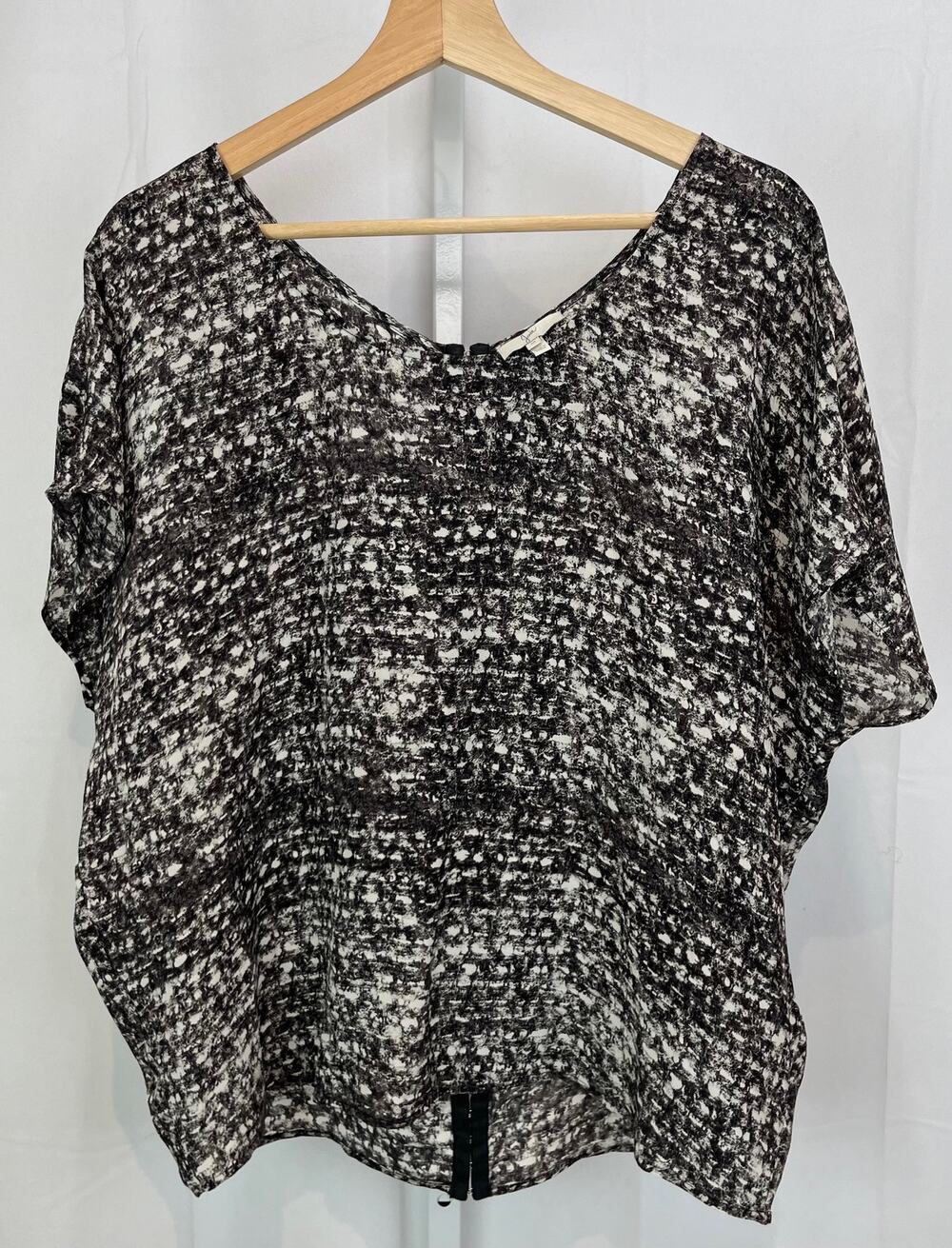JOIE Size M Printed Silk Dolman Cap Sleeve Top Hook and Eye Back Gray